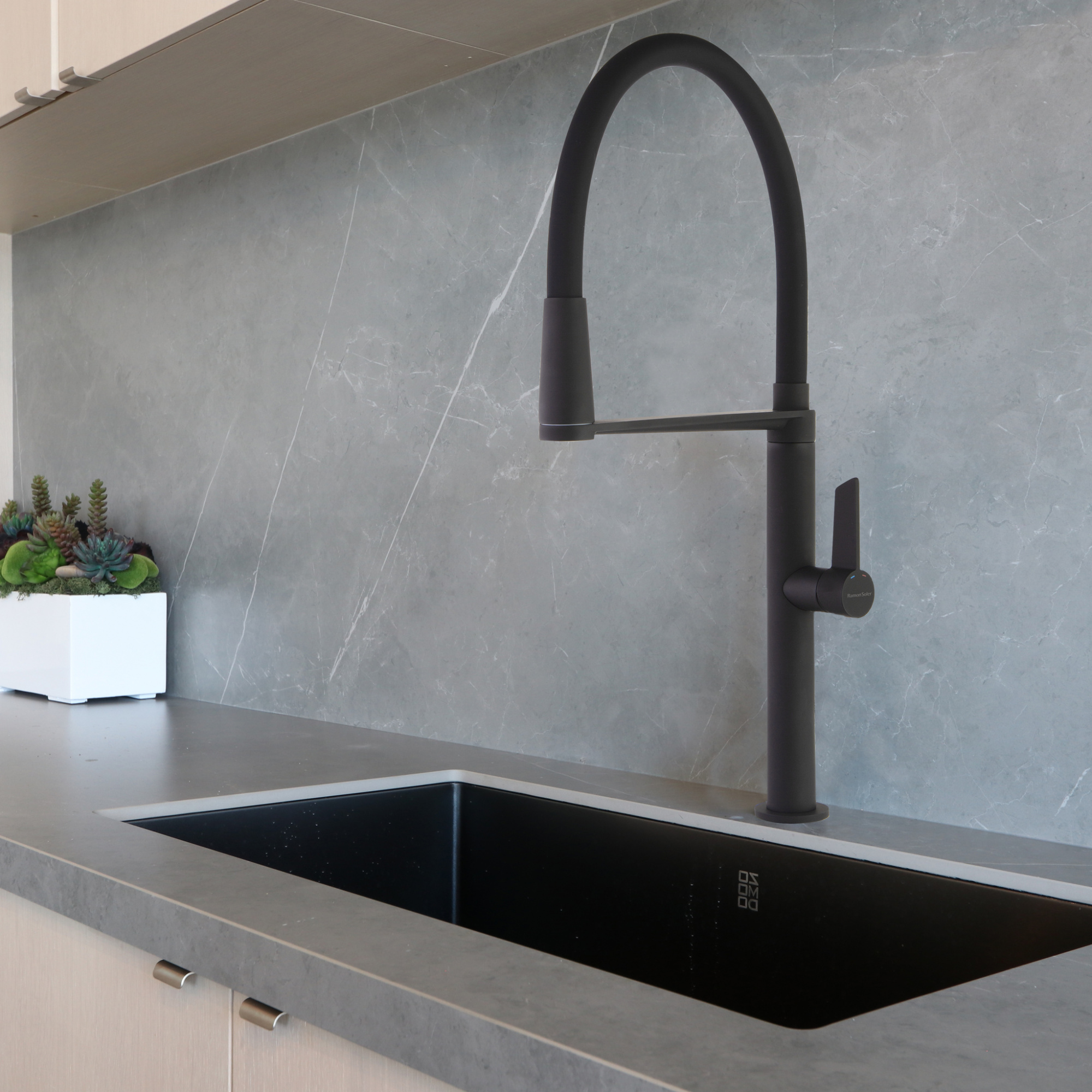 Смеситель для кухни с магнитным гибким шлангом KITCHEN MAGNET 388801MCNM чёрный матовый